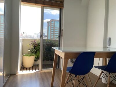 Varanda com mesa e vista da cidade