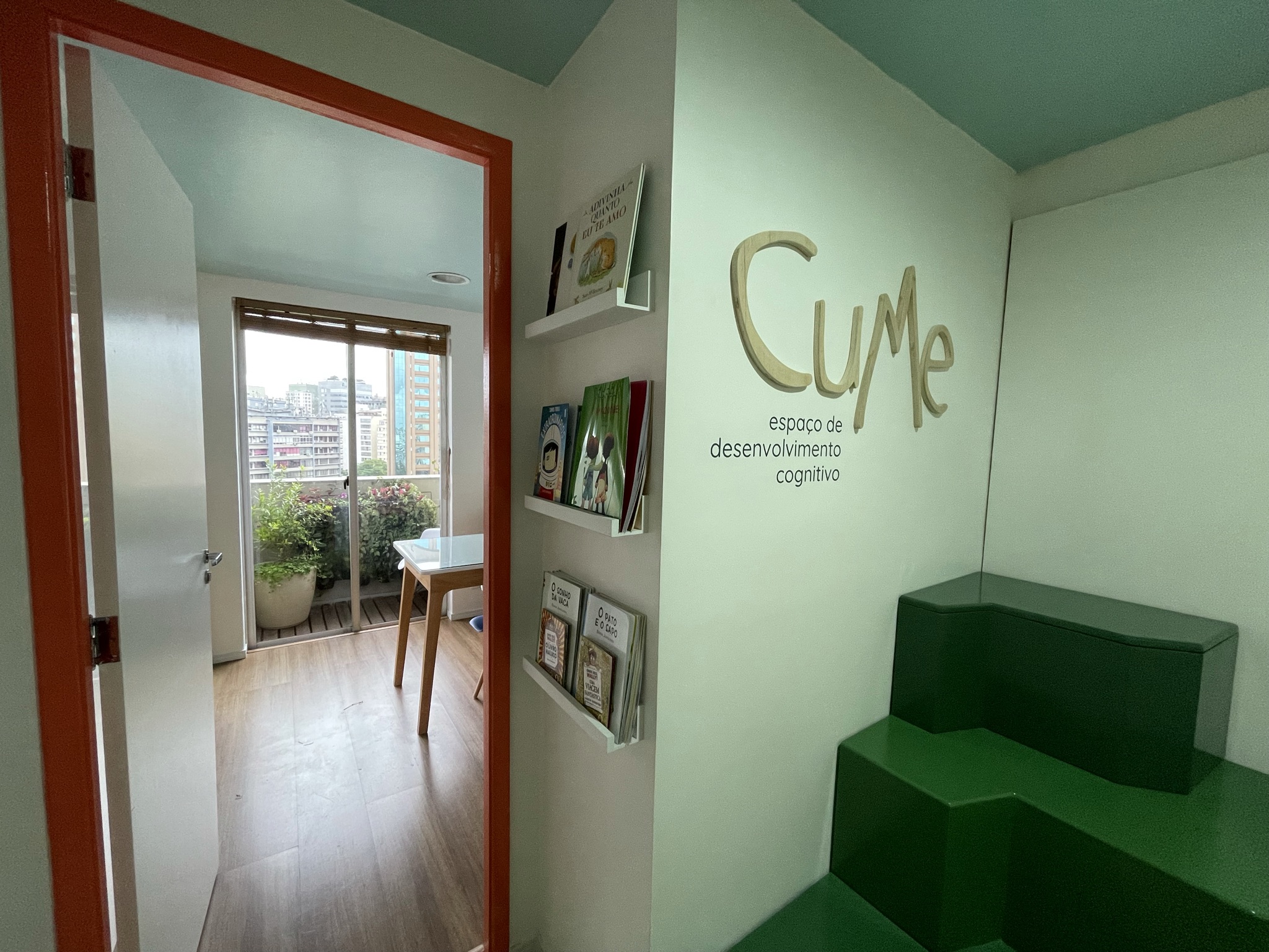 Entrada do Espaço Cume, com a logo na parede